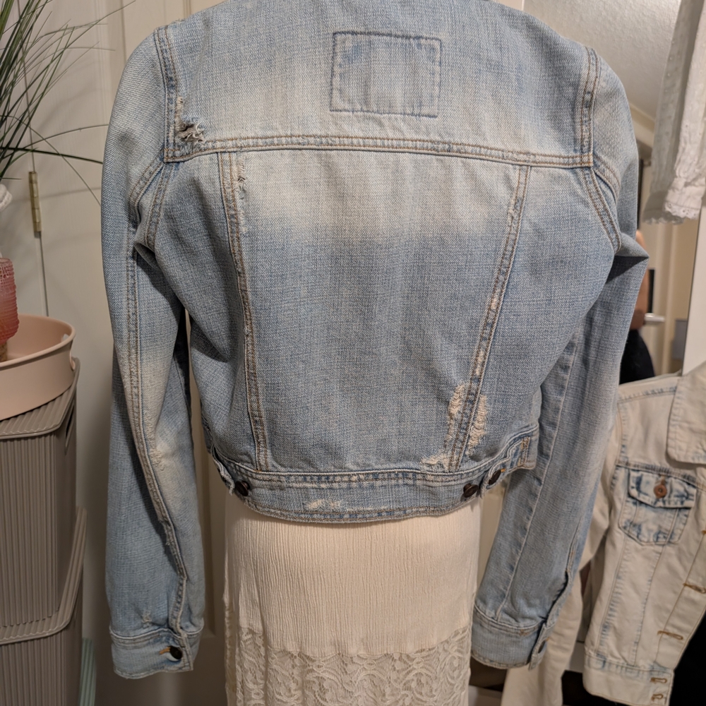 🧥 Hollister Lightwash Distressed Denim Trucker Jacket (like new) Sustainable - Picture 11 of 12